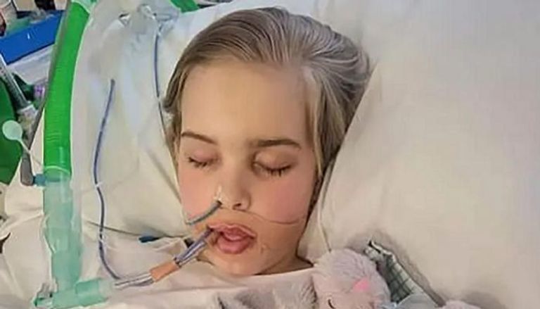 عائلة تحمل صورة طفلتها التي توفيت جراء التحدي