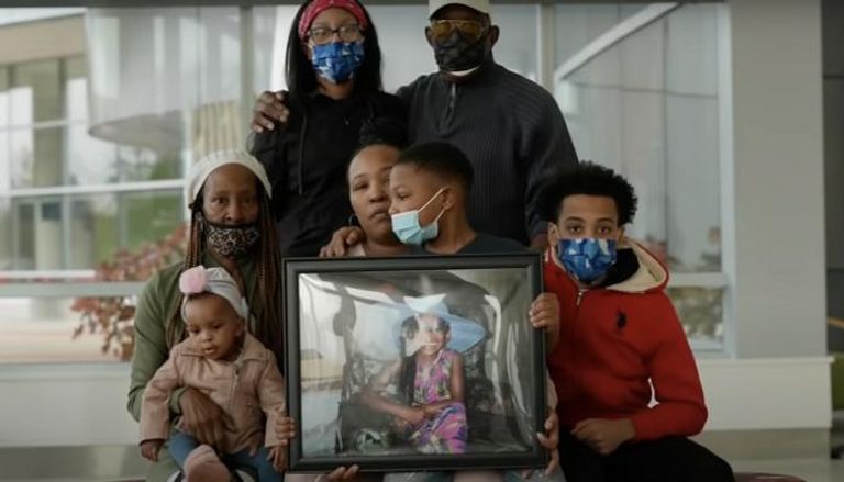عائلة تحمل صورة طفلتها التي توفيت جراء التحدي