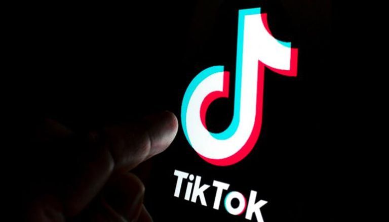 عائلة تحمل صورة طفلتها التي توفيت جراء التحدي