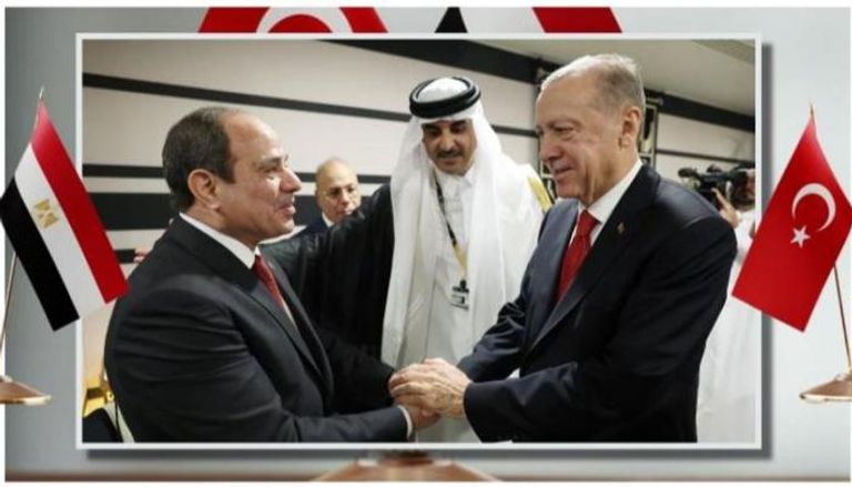 الرئيس المصري عبد الفتاح السيسي يصافح نظيره التركي رجب طيب أردوغان في قطر