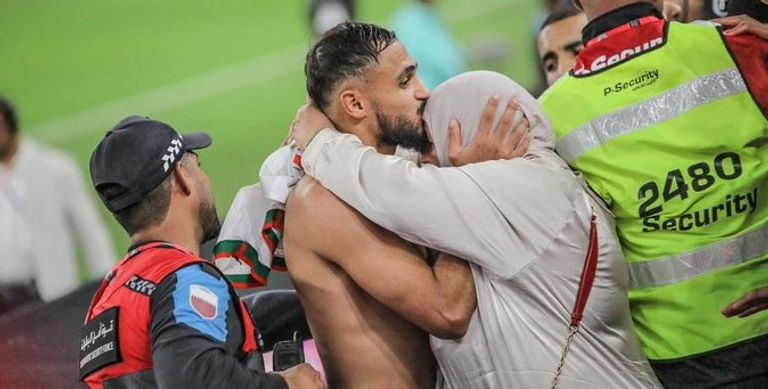 بوفال مع والدته  منتخب المغرب