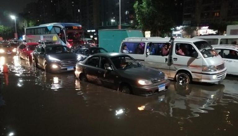 شلل مروري في أحد شوارع القاهرة بعد هطول أمطار غزيرة- أرشيفية