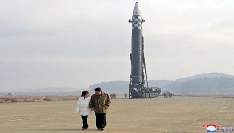 زعيم كوريا الشمالية كيم جونج أون مع ابنته أمام صاروخ