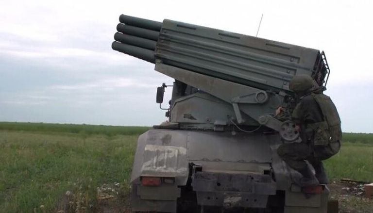 جندي روسي بجوار منظومة صاروخية - أرشيفية