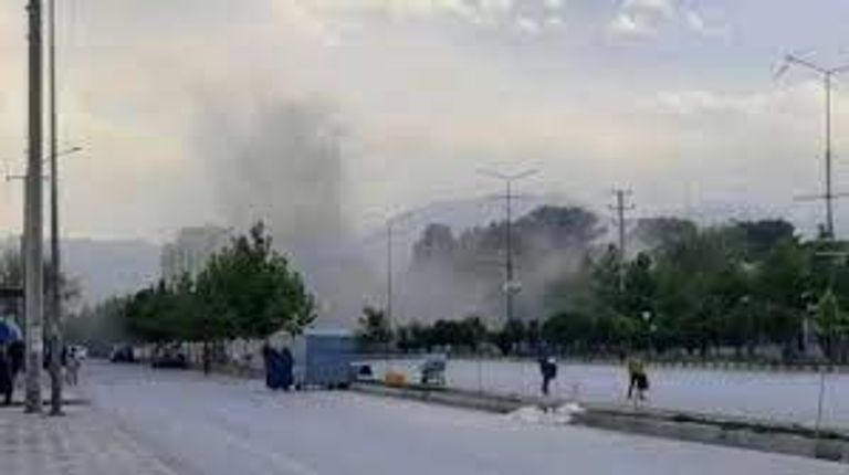 الدخان يتصاعد من مكان الانفجار قلب الدين حكمتيار زعيم الحزب الاسلامي بأفغانستان