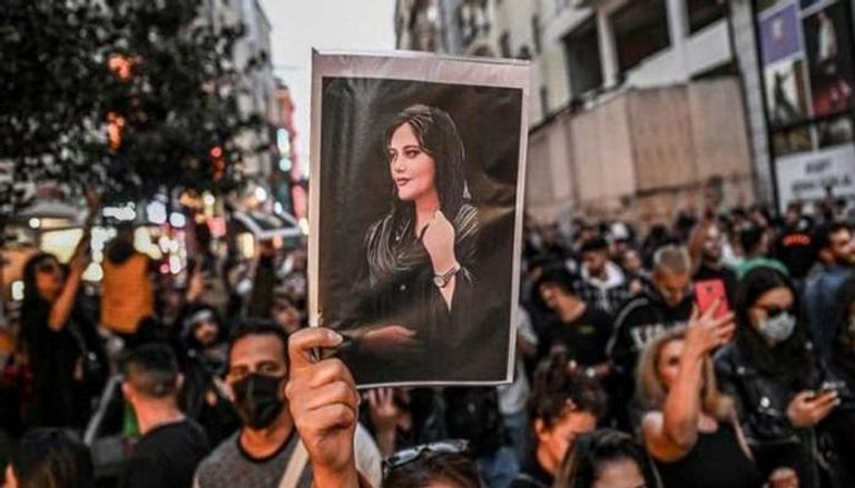 جانب من الاحتجاجات التي تشهدها إيران على مقتل مهسا