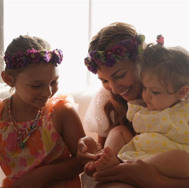 مريم أوزرلي مع طفلتيها