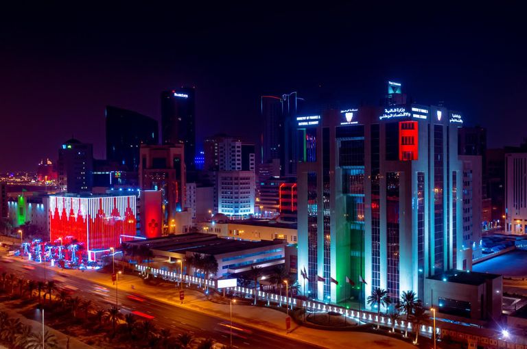 المنامة تضيء معالمها بألوان العلم الإماراتي