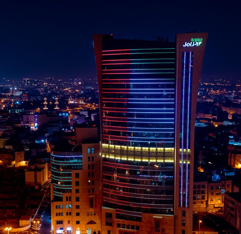 المنامة تضيء معالمها بألوان العلم الإماراتي