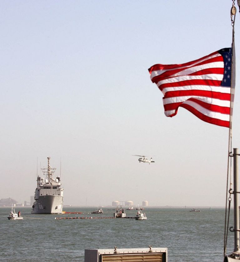 سفن تابعة للأسطول الخامس الأمريكي السفينة التي كانت تحمل الشحنة المضبوطة