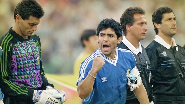 مارادونا يحمس سيرجيو غويكوتشيا حارس منتخب الأرجنتين مارادونا قائد منتخب الأرجنتين في كأس العالم 1990