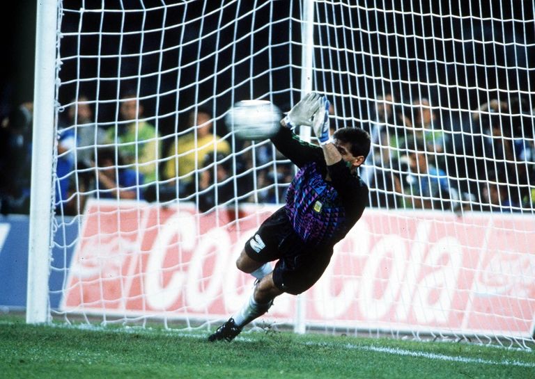 غويكوتشيا حارس منتخب الأرجنتين تأهل في ركلات الترجيح في كأس العالم 1990 مارادونا قائد منتخب الأرجنتين في كأس العالم 1990