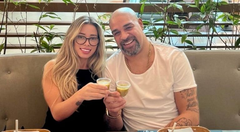أدريانو نجم منتخب البرازيل السابق وزوجته السابقة أدريانو نجم منتخب البرازيل السابق وزوجته السابقة