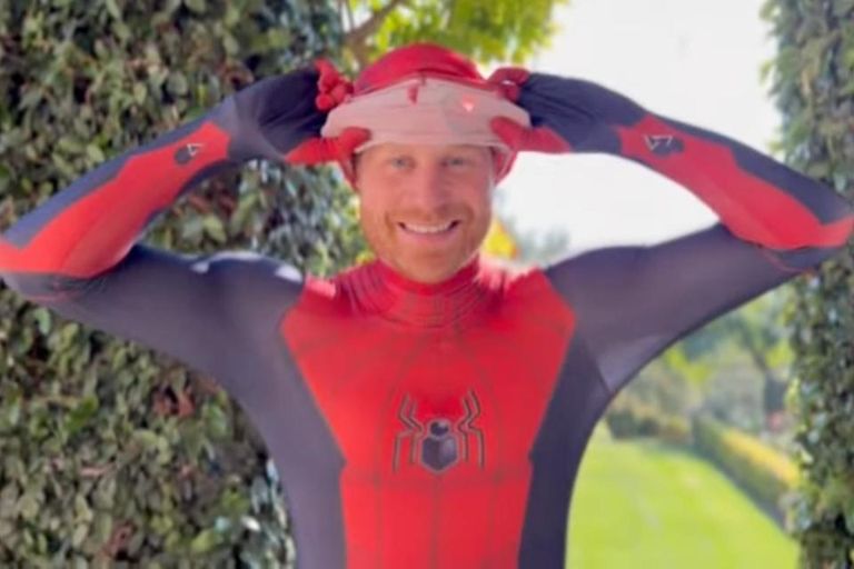 الأمير هاري في زي سبايدر مان