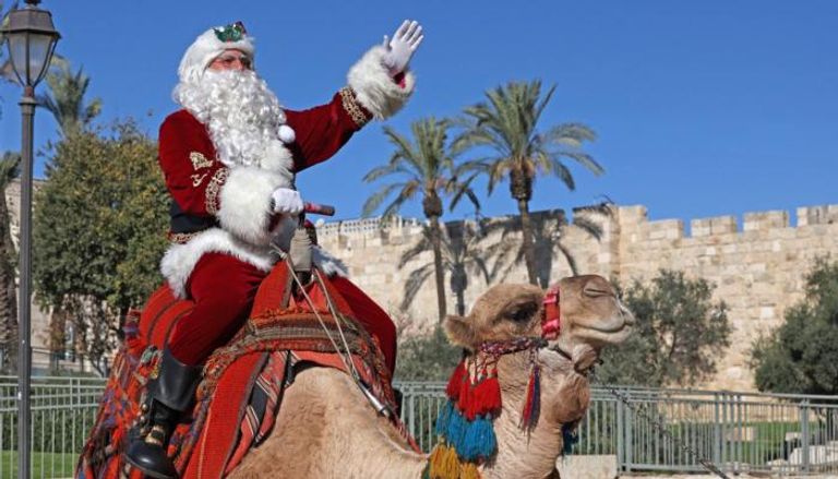 بابا نويل فلسطيني يضفي الفرح على القدس الشرقية