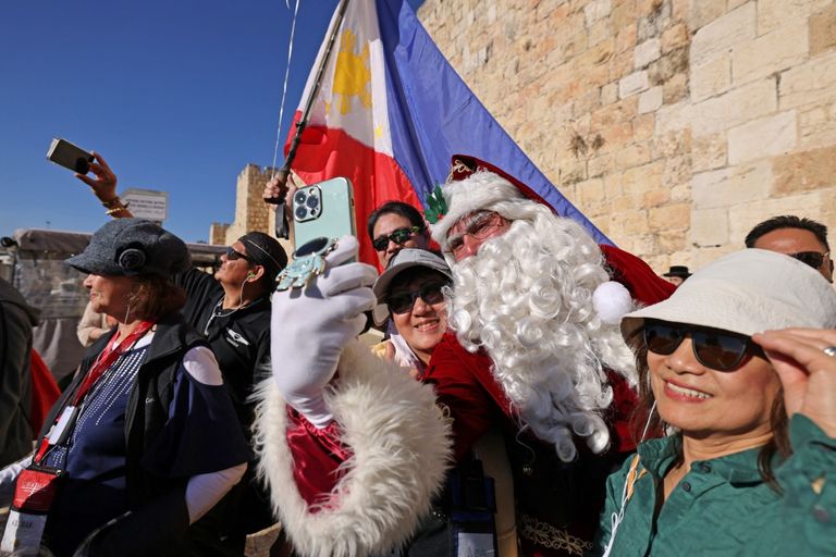 بابا نويل فلسطيني يضفي الفرح على القدس الشرقية