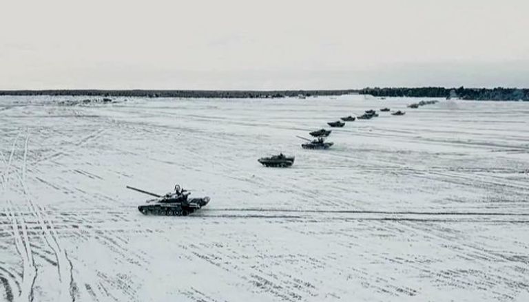 الثلوج تغطي دبابات مشاركة في الحرب الروسية الأوكرانية - أرشيفية