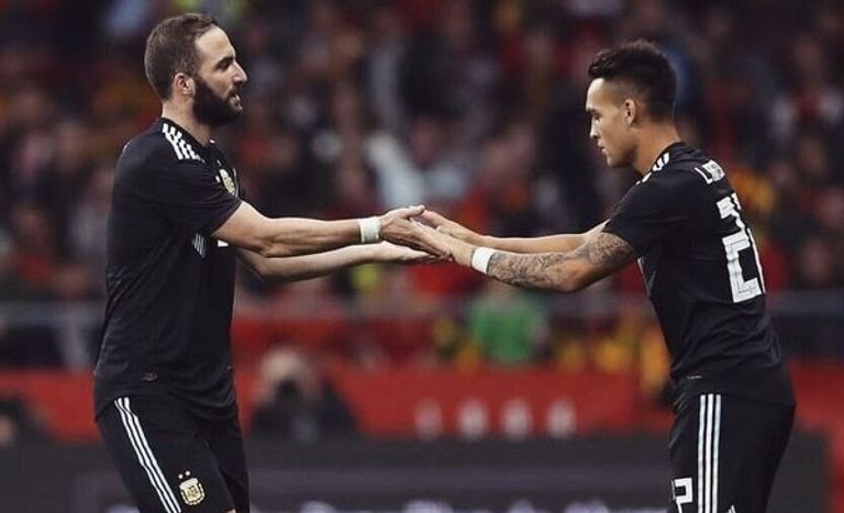 هيجوايين ومارتينيز ليونيل ميسي قائد منتخب الأرجنتين