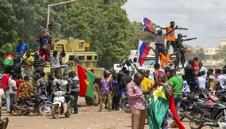 مؤيدون للرئيس الانتقالي إبراهيم تراوري في شوارع بوركينا فاسو