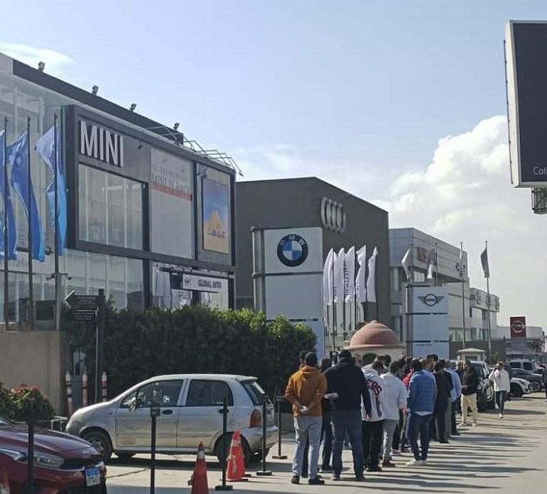 صور متداولة لمصريين أمام مقر وكيل بي إم دبليو في مصر