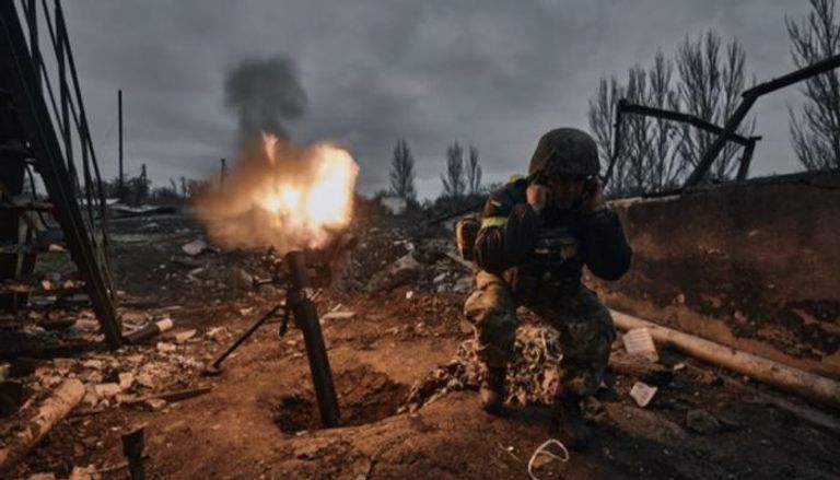 إطلاق قذيفة وسط معارك في أوكرانيا