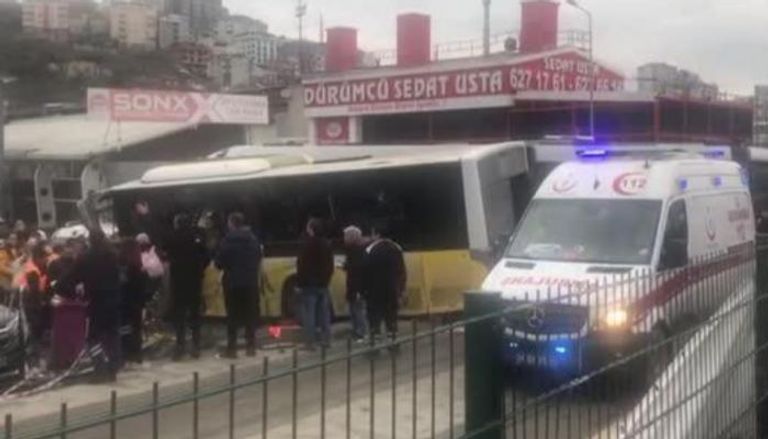 موقع اصطدام ترام بحافلة في تركيا