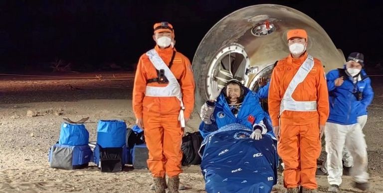 أحد رواد الفضاء العائدين للأرض