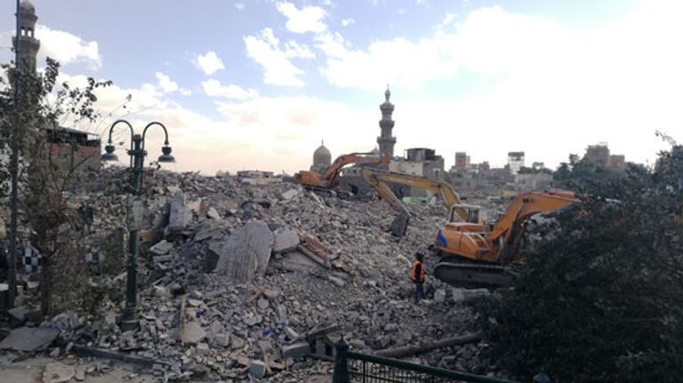 جانب من أعمال إزالة المقابر في أحياء القاهرة الأديب المصري الراحل يحيى حقي