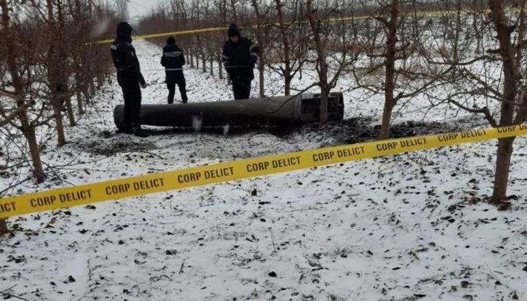 شرطة مولدوفا تتفقد حطام الصاروخ