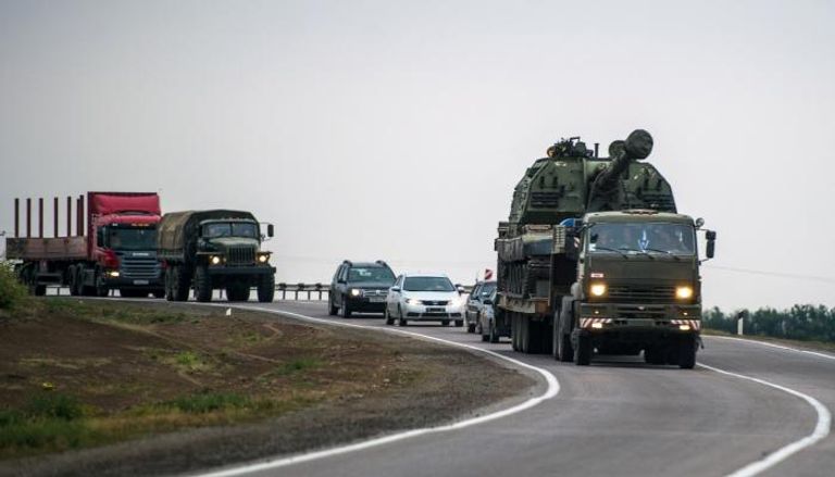 شاحنة نقل عسكرية روسية على الحدود مع أوكرانيا