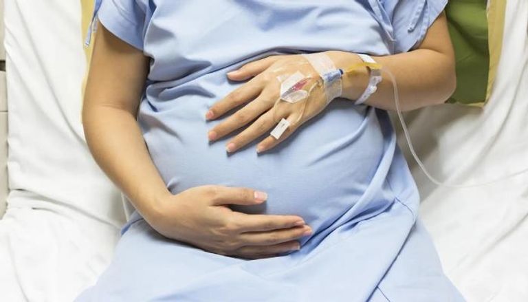 سيدة حامل تعاني من آلام مرض كرون - أرشيفية