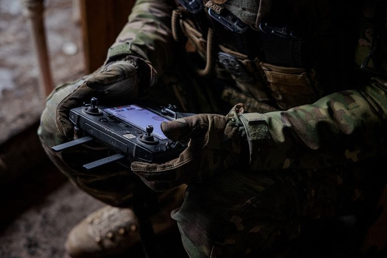 جندي أوكراني يطلق مسيرة استكشافية