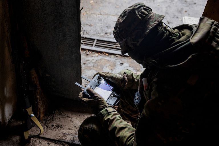 جندي أوكراني يطلق مسيرة استكشافية