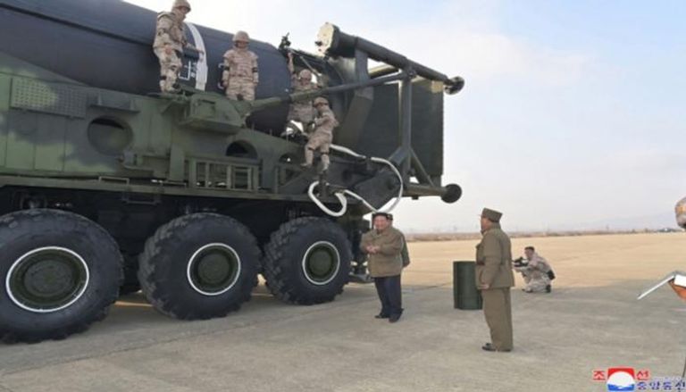 زعيم كوريا الشمالية يتفقد منصة إطلاق صواريخ