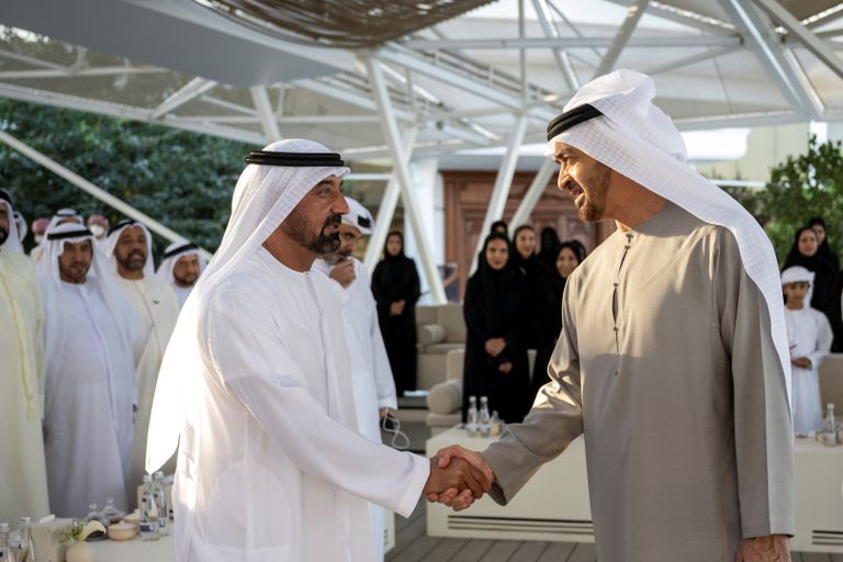 الشيخ محمد بن زايد آل نهيان يتوسط عددا من المشاركين في الحدث