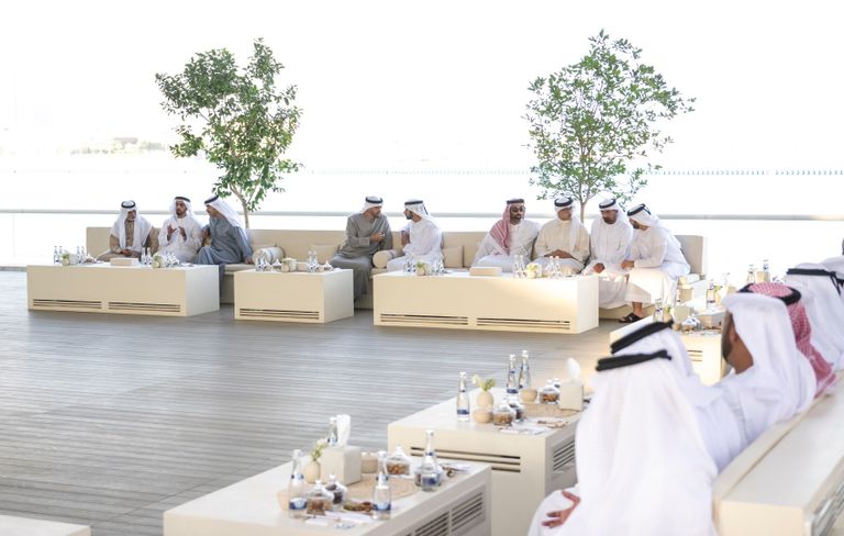 الشيخ محمد بن زايد آل نهيان يتوسط عددا من المشاركين في الحدث