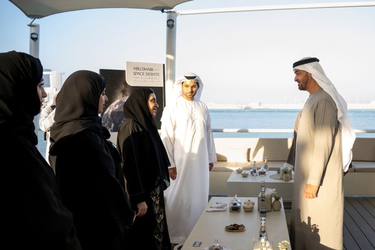 الشيخ محمد بن زايد آل نهيان يتوسط عددا من المشاركين في الحدث