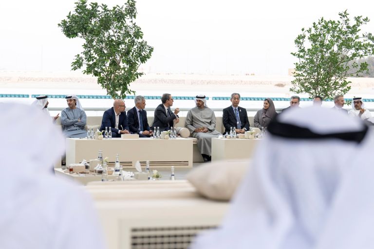 الشيخ محمد بن زايد آل نهيان يتوسط عددا من المشاركين في الحدث