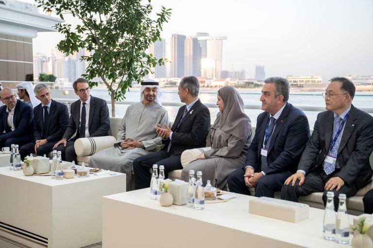 الشيخ محمد بن زايد آل نهيان يتوسط عددا من المشاركين في الحدث