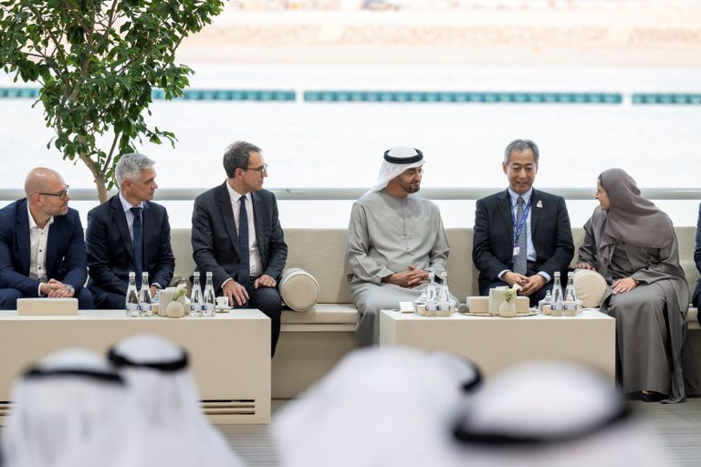 الشيخ محمد بن زايد آل نهيان يتوسط عددا من المشاركين في الحدث