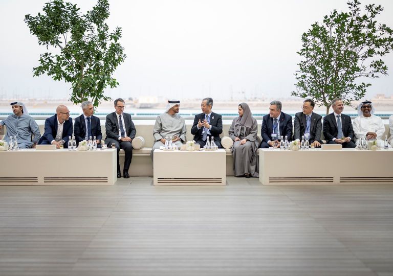 الشيخ محمد بن زايد آل نهيان يتوسط عددا من المشاركين في الحدث