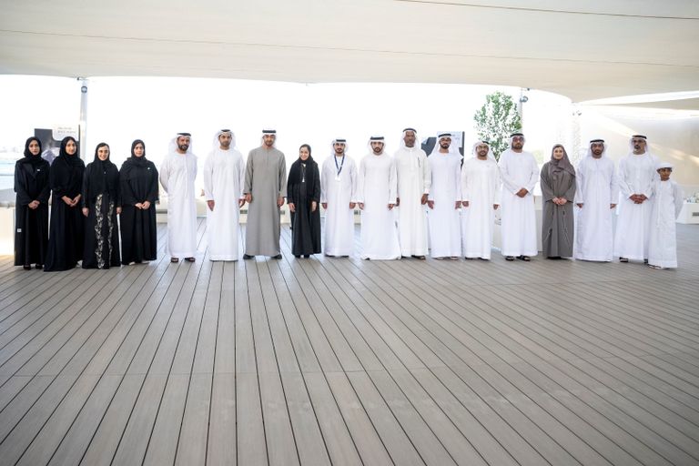 الشيخ محمد بن زايد آل نهيان يتوسط عددا من المشاركين في الحدث