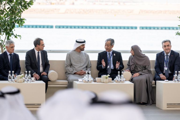 الشيخ محمد بن زايد آل نهيان يتوسط عددا من المشاركين في الحدث