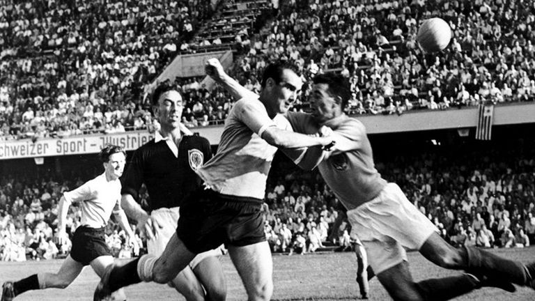 من مباراة النمسا وسويسرا في ربع نهائي كأس العالم 1954 مارادونا يسجل هدف القرن في ربع نهائي كأس العالم