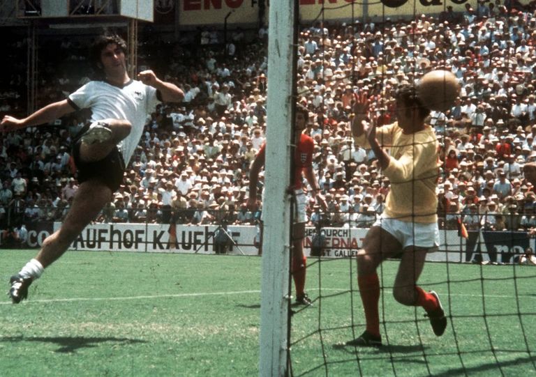 ألمانيا وإنجلترا في ربع نهائي كأس العالم 1970 مارادونا يسجل هدف القرن في ربع نهائي كأس العالم