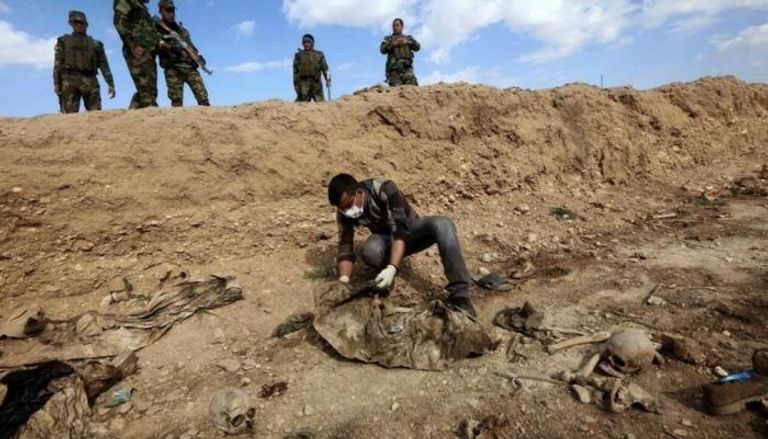 البحث عن رفات إيزيديين ضحايا داعش في سنجار العراق