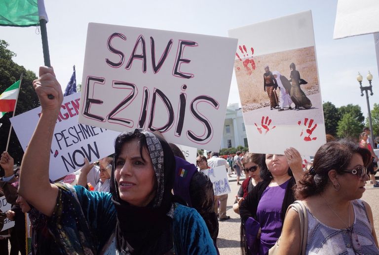 البحث عن رفات إيزيديين ضحايا داعش في سنجار العراق