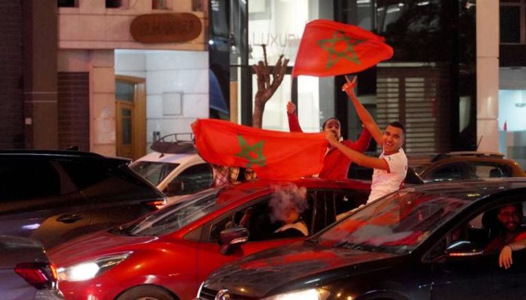 مشجعون يرفعون علم المغرب 