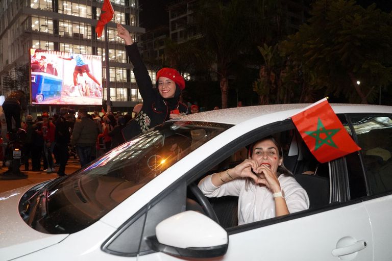 مشجعون يرفعون علم المغرب