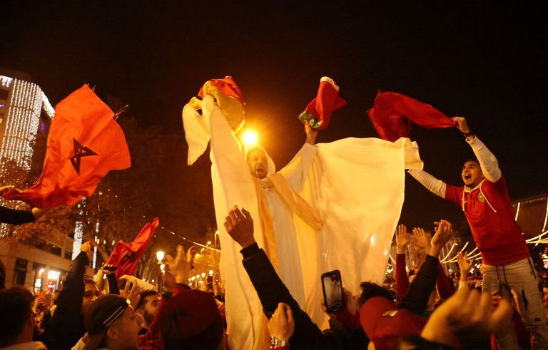 مشجعون يرفعون علم المغرب